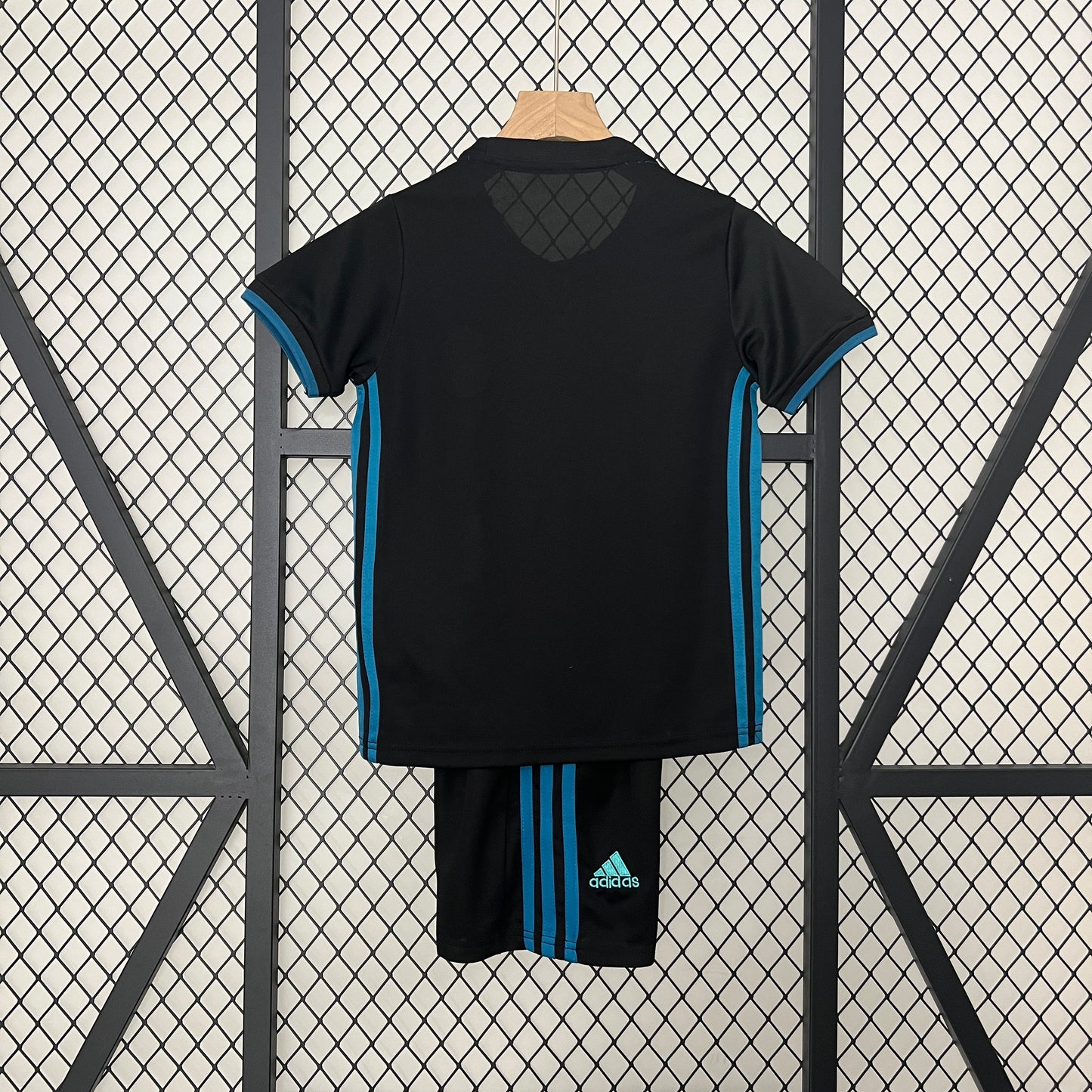 Kit Infantil Real madrid reserva 17/18 - Versão Retrô