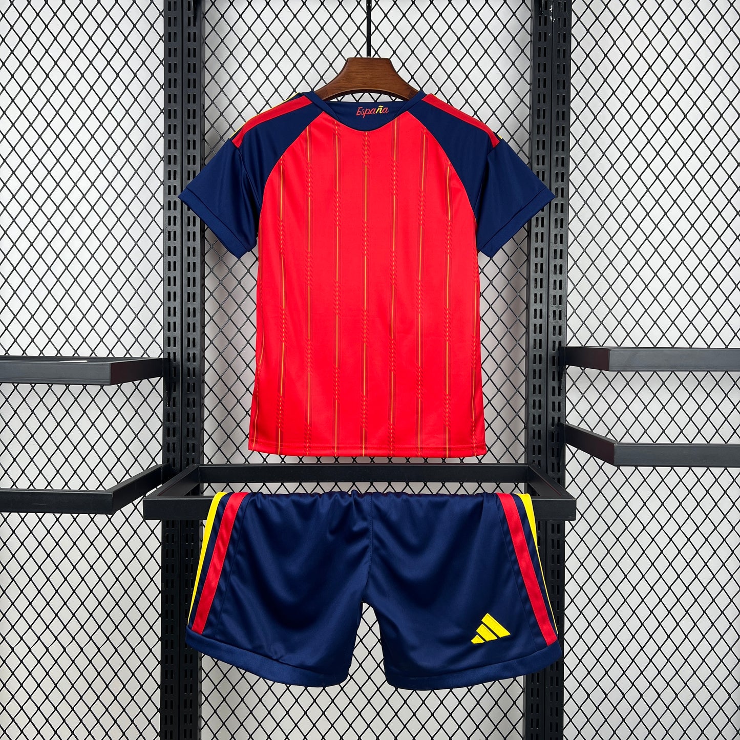 NOVO Kit Infantil Espanha Titular - 26/27 Copa do Mundo