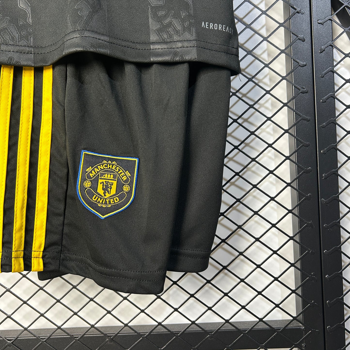 Kit Infantil Manchester United Reserva. 25/26
