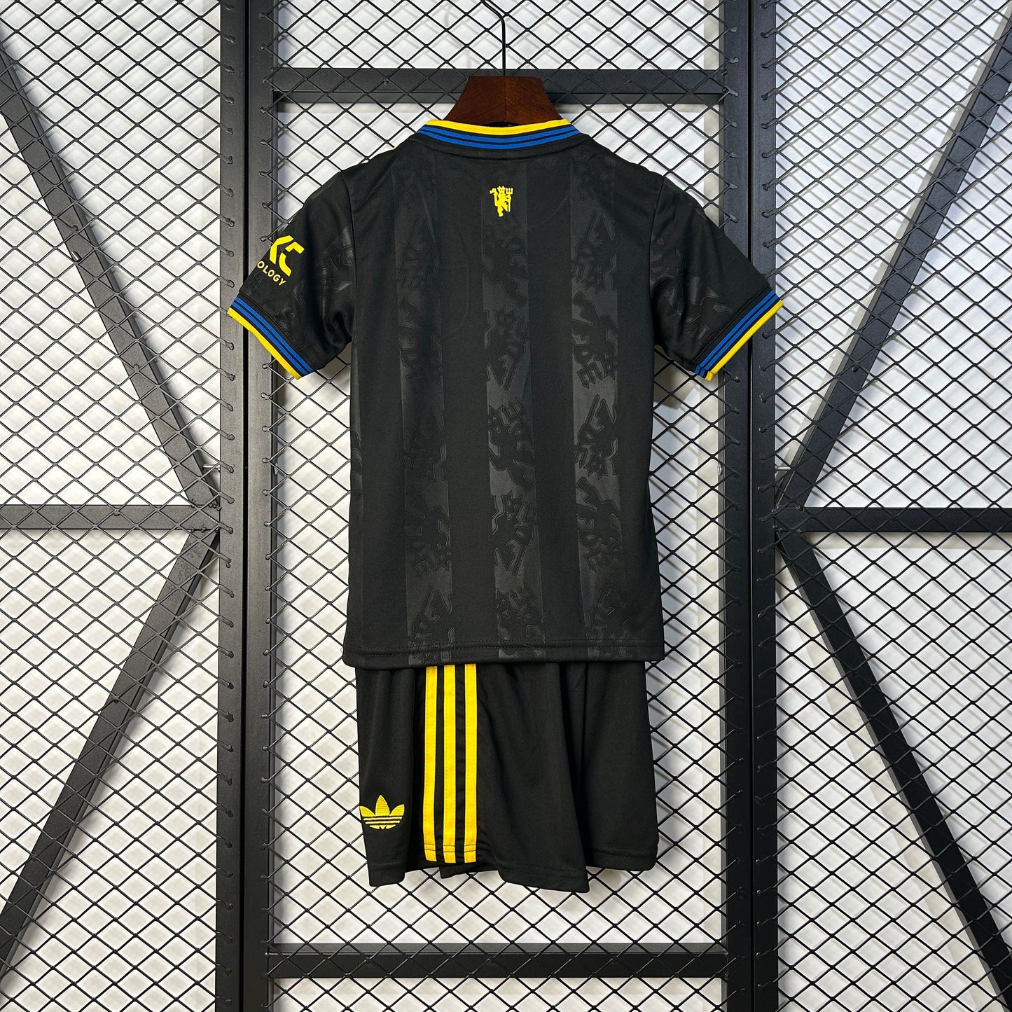 Kit Infantil Manchester United Reserva. 25/26