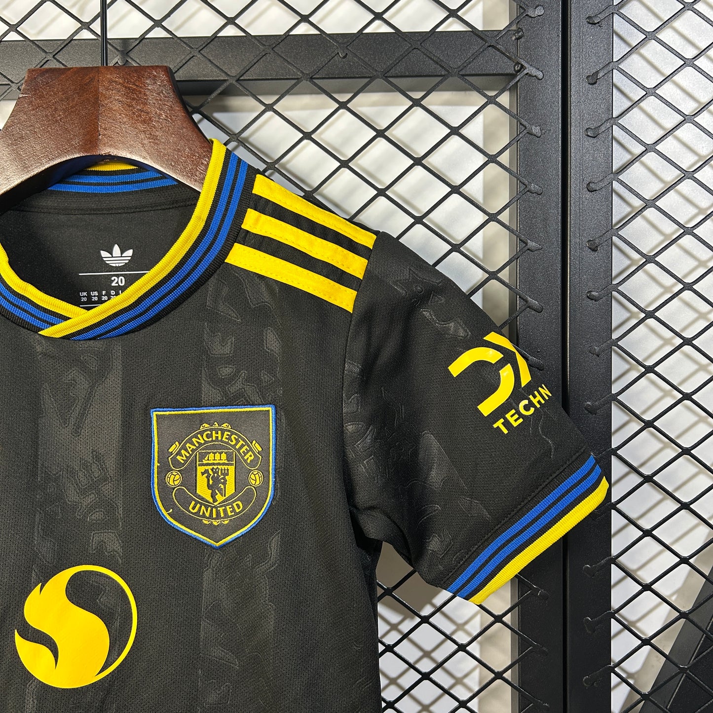 Kit Infantil Manchester United Reserva. 25/26