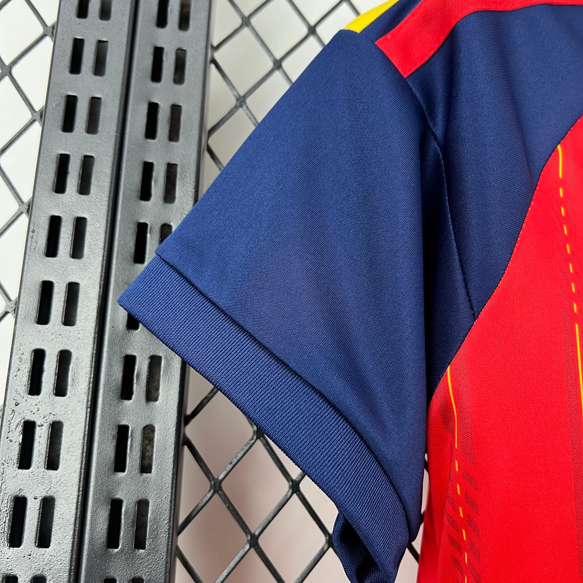 NOVO Kit Infantil Espanha Titular - 26/27 Copa do Mundo