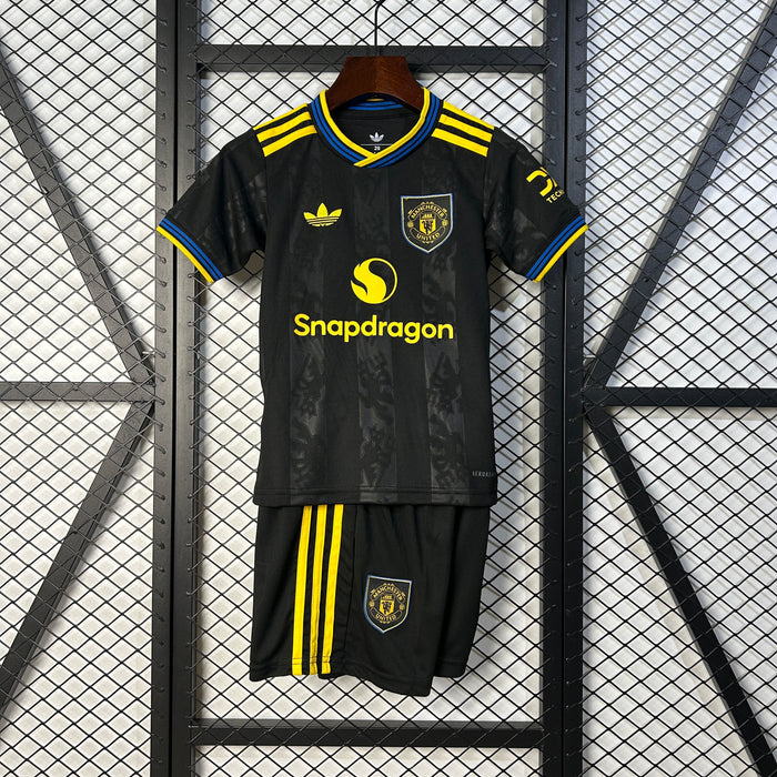 Kit Infantil Manchester United Reserva. 25/26